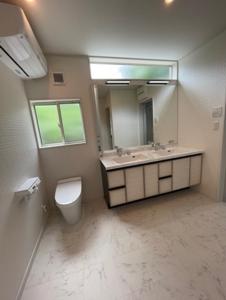 a bathroom with a toilet and a sink and a mirror at Eleven Auto Camp Park - Vacation STAY 44752v in Kururi +18 photos