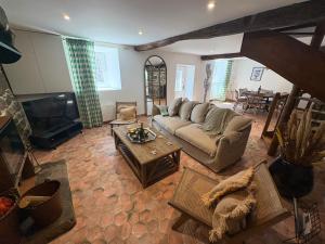 TV a/nebo společenská místnost v ubytování Le Rumorvan - Magnifique maison en pierre renovee
