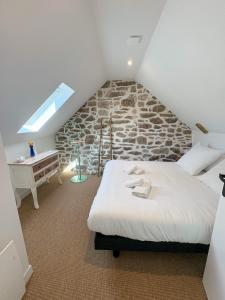 Postel nebo postele na pokoji v ubytování Le Rumorvan - Magnifique maison en pierre renovee