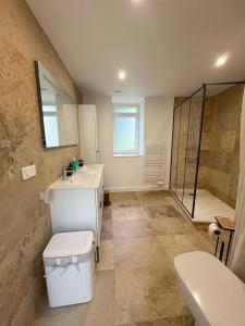 Koupelna v ubytování Le Rumorvan - Magnifique maison en pierre renovee