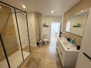 Koupelna v ubytování Le Rumorvan - Magnifique maison en pierre renovee + 42 fotografií