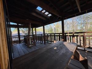 un ampio portico in legno con tavolo su una terrazza di Playhouse Conifer - Vacation STAY 35448v a Mikage