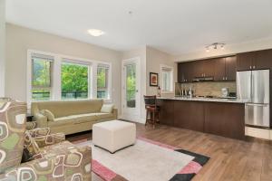 Fotografie z fotogalerie ubytování Peaceful Oasis Chic 2Bedroom Comfort v destinaci Harrison Hot Springs