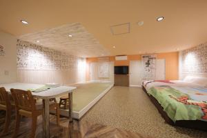 千葉市にあるDisney Style Hotel "J Hotel" - Vacation STAY 17212vのベッドルーム1室(大型ベッド1台、テーブル、椅子付)