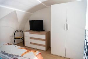 a bedroom with a bed and a television on a dresser at Appartamento in centro - Blu Mare in Gaeta