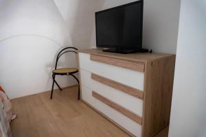 a tv sitting on top of a dresser at Appartamento in centro - Blu Mare in Gaeta