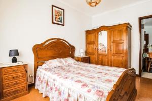 ヴィアナ・ド・カステロにあるAmorosa houseのベッドルーム(大型ベッド1台、ドレッサー付)