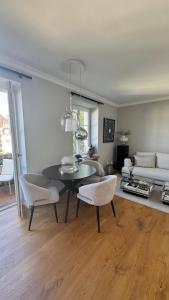 a living room with a table and chairs and a couch at Exklusive 60qm Designerwohnung im Herzen von München - 1 min zur Maximilianstraße in Munich