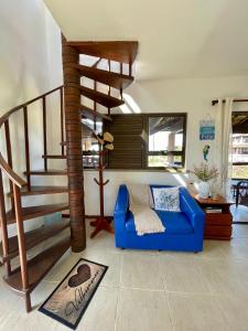 sala de estar con sofá azul y escalera de caracol en Dream Village Paradise - 403H, en Caucaia