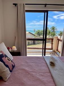 Un dormitorio con una cama con vista al mar. en Dream Village Paradise - 403H, en Caucaia