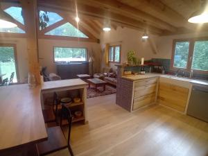 Η κουζίνα ή μικρή κουζίνα στο Chalet les couleurs