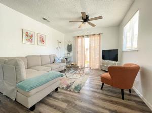 a living room with a couch and a tv at Lovely Home Central Coalinga in Coalinga