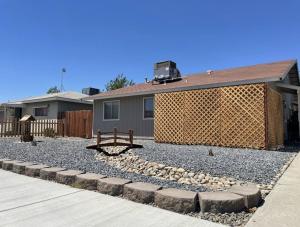 a backyard with a fence and a house at Lovely Home Central Coalinga in Coalinga