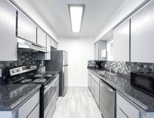 Η κουζίνα ή μικρή κουζίνα στο Trendy Ivy 2-bedroom