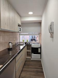 Køkken eller tekøkken på Monoambiente dividido reciclado céntrico