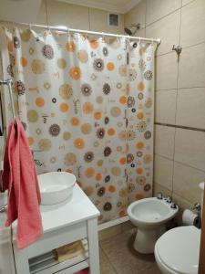 Et badeværelse på Monoambiente dividido reciclado céntrico