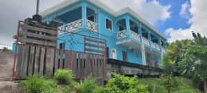 金斯敦Hillcrest Haven的前面有栅栏的蓝色房子