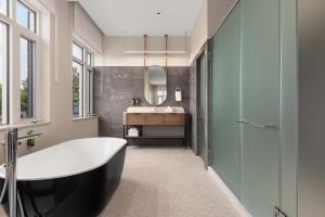 モントリオールにあるHotel Railwayparc Montreal, Tapestry Collection By Hiltonの浴槽と洗面台のあるバスルーム +39枚の写真