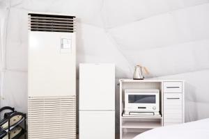 a room with a tv and a bed and a microwave at EIGHT VILLAGE - Vacation STAY 40436v in Katakai