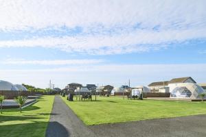 KatakaiにあるEIGHT VILLAGE - Vacation STAY 40441vの緑の芝生とドーム型の建物のある公園