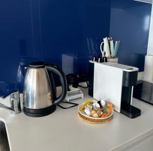 Příslušenství pro přípravu čaje a kávy v ubytování Hotel Suite with Seaview