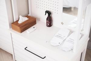 KatakaiにあるEIGHT VILLAGE - Vacation STAY 40441vの石鹸のボトルが入った白いキャビネット +8枚の写真