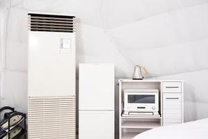 KatakaiにあるEIGHT VILLAGE - Vacation STAY 40441vのベッドルーム1室(ベッド1台、キャビネット内のテレビ付)