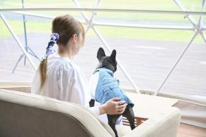 KatakaiにあるEIGHT VILLAGE - Vacation STAY 40441vのボートの上で犬を抱く少女