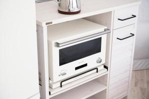 KatakaiにあるEIGHT VILLAGE - Vacation STAY 40434vのキッチンにある電子レンジ付きの白いキャビネット