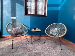 two chairs and a table in a room at Casa Noroeste in Puntagorda