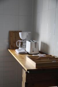 Příslušenství pro přípravu čaje a kávy v ubytování La Vieja Casa PUYDUFOU + 4 fotografie