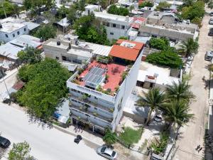 una vista dall'alto di un edificio con un campo da tennis al suo interno di Puerto Morelos Hotel Las Palmas - Near the beach a Puerto Morelos