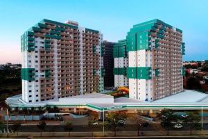 twee hoge gebouwen in een stad naast een gebouw bij Apartamento dentro de um Resort 6 in Olímpia