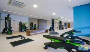 een sportschool met loopbanden en apparaten in een kamer bij Apartamento dentro de um Resort 6 in Olímpia