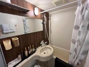 萩市にあるPeace Inn Hagi - Vacation STAY 92113vの小さなバスルーム(シンク、シャワー付) +14枚の写真