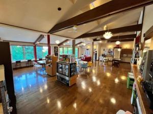 萩市にあるPeace Inn Hagi - Vacation STAY 92113vのリビングルームとダイニングルームが備わる空の部屋