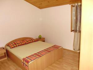 Ένα ή περισσότερα κρεβάτια σε δωμάτιο στο Apartmani Ana 2