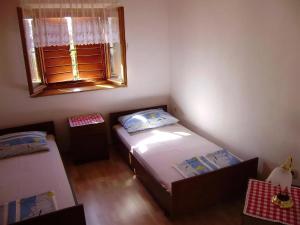 Ένα ή περισσότερα κρεβάτια σε δωμάτιο στο Apartmani Ana 2