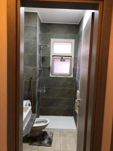a bathroom with a shower and a toilet and a window at شاليه للايجار في المونت جلاله العين السخنه 3 غرف مكيف بالكامل in Ain Sokhna