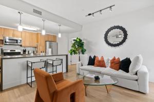 Η κουζίνα ή μικρή κουζίνα στο Amethyst Horizon - Stylish peaceful 2BR w zen Garden View Pool Gym