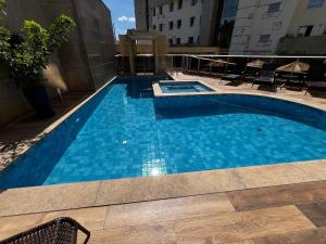 una grande piscina blu in cima a un edificio di Stúdio Next, Lago Norte a Brasilia