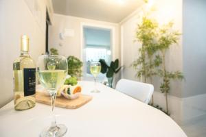 Una botella de vino y dos copas en una mesa en StaySolar, en Seúl 40 fotos más