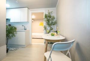 una pequeña cocina con mesa y comedor en StaySolar, en Seúl