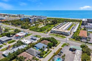 una vista aérea de una ciudad con el océano en 131 Seminole Ln, en Cocoa Beach