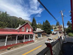 Nespecifikovaný výhled na hory nebo výhled na hory při pohledu z hotelu
