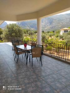 Nespecifikovaný výhled na hory nebo výhled na hory při pohledu z prázdninového domu