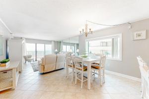 Un comedor y una sala de estar con mesa y sillas. en Plaza 301, en Ocean City