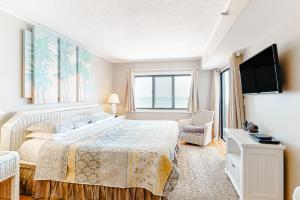 Un dormitorio con una cama y un televisor y una ventana. en Plaza 301, en Ocean City
