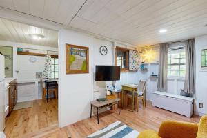 Gallery image of The Chesuncook Cabin in Boothbay
