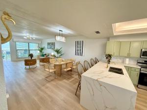 Η κουζίνα ή μικρή κουζίνα στο On the beach - Modern Luxury condo - Ocean and Pool Views